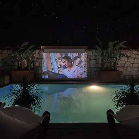 The Six Szálloda 5*