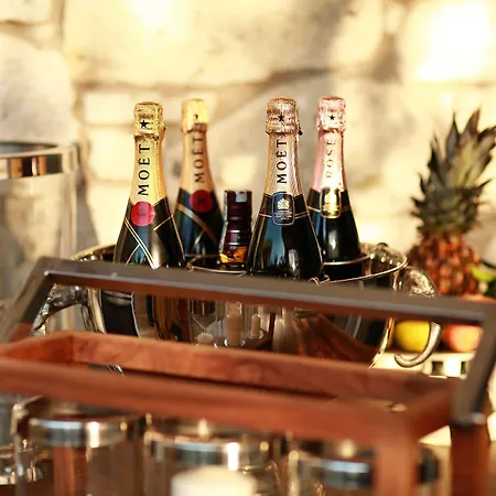 Отель The Six 5*