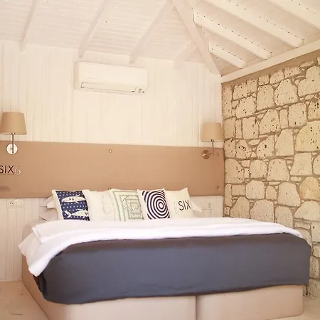 Отель The Six 5*